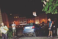Zmatení Rakušané: V centru Brna zabloudili, »zapíchli« auto na schodiště u hotelu