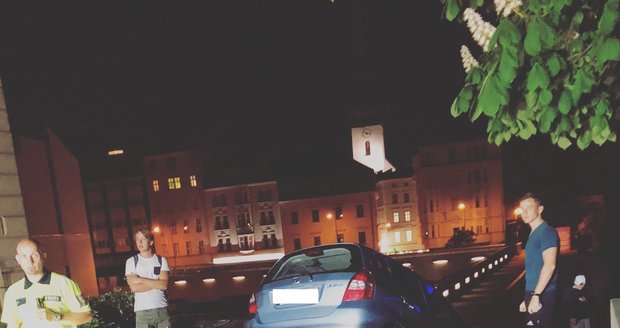 Zmatení Rakušané: V centru Brna zabloudili, »zapíchli« auto na schodiště u hotelu