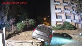 Žena v Brně při couvání najela na zídku, auto na ní beznadějně uvázlo. Spásou pro řidičkou byl zásah hasičů, i proto se událost obešla bez jakékoliv škody.