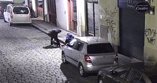 Kuriózní případ pražských strážníků: z kanálu tahali za nohy opilého mladíka.