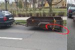 Řidič (52) z Opavy vyřešil chybějící kolečko u vozíku vskutku originálně - přimontoval místo něj skateboard.