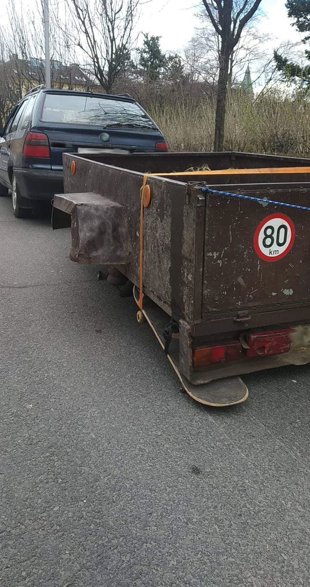 Řidič (52) z Opavy vyřešil chybějící kolečko u vozíku vskutku originálně - přimontoval místo něj skateboard.