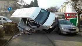 Řidič dodávky v Brně v neděli dopoledne porazil sloup veřejného osvětlení a naboural dvě auta.