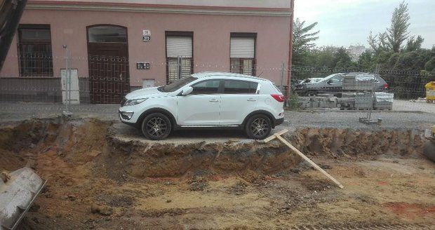 Bílé auto zaparkovalo uprostřed stavby, dělníci ho obkopali: Kdo byl expert za volantem? To vás (ne)překvapí