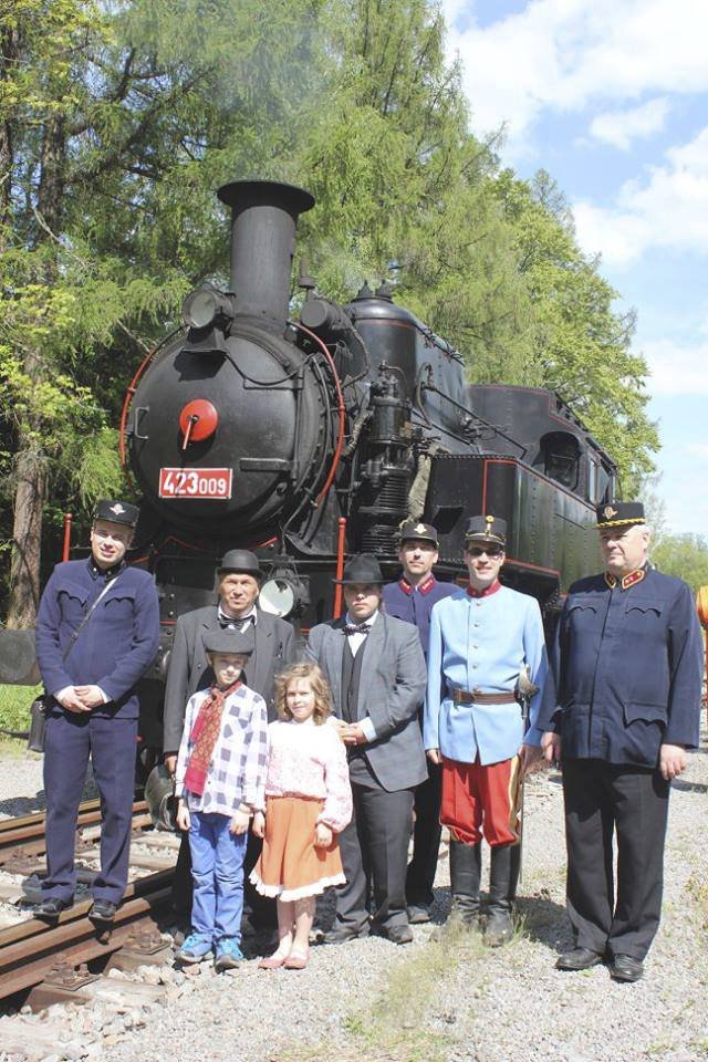 Druhou vášní Jiřího Šimkůje jsou jízdy historickými vlaky. Pochopitelně v dobovém oblečení z 1. republiky.