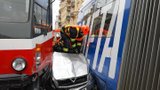VIDEO: Tramvaje v Brně slisovaly škodovku! Řidič čekal půl hodiny na záchranu