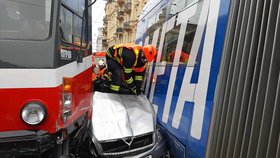 VIDEO: Tramvaje v Brně slisovaly škodovku! Řidič čekal půl hodiny na záchranu