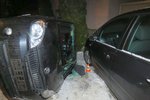 Štěstí v neštěstí. Po kotrmelcích vylezl opilý řidič z auta nezraněný. Způsobil škodu za 100 tisíc korun.