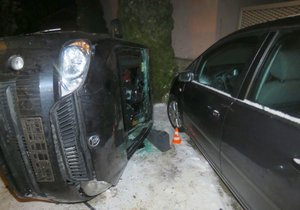 Štěstí v neštěstí. Po kotrmelcích vylezl opilý řidič z auta nezraněný. Způsobil škodu za 100 tisíc korun.
