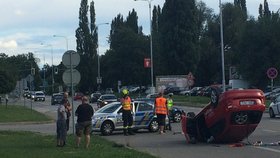 Na první pohled nebezpečně vypadající nehoda v centru Brna se nakonec obešla bez zranění.