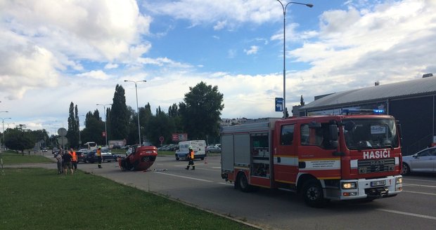 Na první pohled nebezpečně vypadající nehoda v centru Brna se nakonec obešla bez zranění.