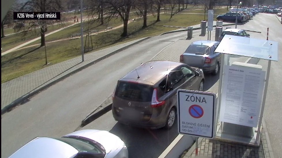 ... konec kuriózní honičky. Auto (vlevo) se naštěstí zastavilo o betonový prvek v parku.