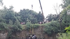Kuriózní nehoda na Vyškovsku: Řidič nezvládl řízení, tereňák mu spadl do zatopeného lomu