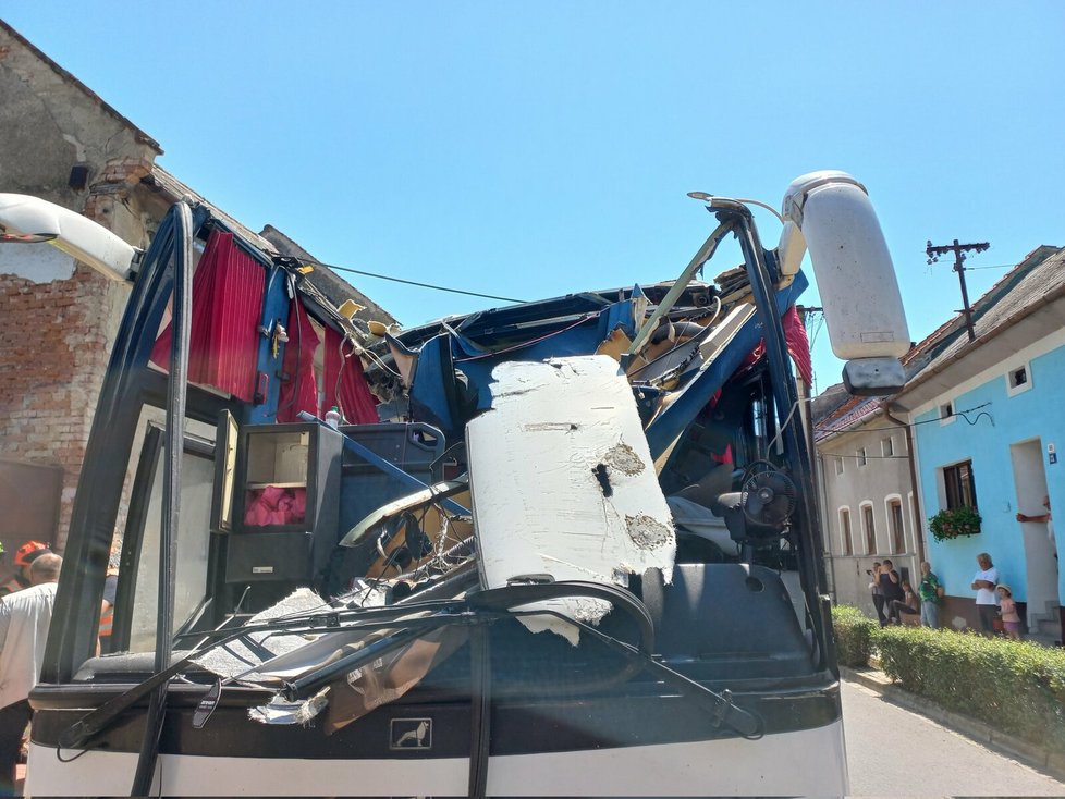 Špatný odhad a nepozornost se podepsaly pod nehodu litevského autobusu v Ivanovicích na Hané.