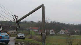 Pro smích celé vesnici. Mladík bez řidičáku na Nový rok porazil sloup elektrického vedení a poničil auto. Škoda je 110 tisíc.