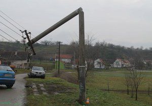 Na východu Prahy porazili zemědělci při orbě stožár vysokého napětí. To je důvodem častých výpadků elektřiny. (ilustrační foto)