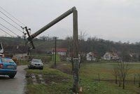 Časté výpadky elektřiny na východu Prahy: Zemědělci porazili stožár vysokého napětí, linka je přetížená