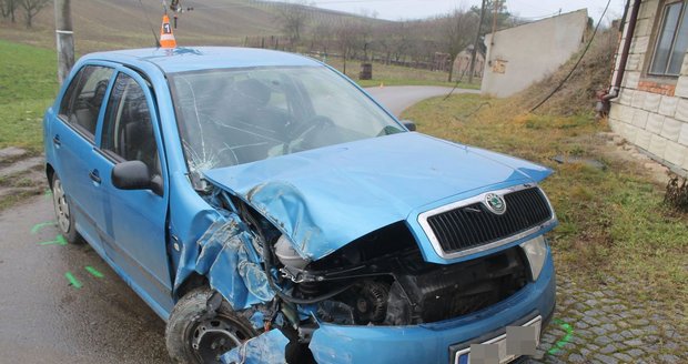 Pro smích celé vesnici. Mladík bez řidičáku na Nový rok porazil sloup elektrického vedení a poničil auto. Škoda je 110 tisíc.