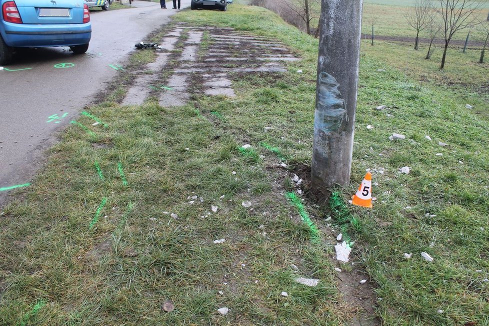 Pro smích celé vesnici. Mladík bez řidičáku na Nový rok porazil sloup elektrického vedení a poničil auto. Škoda je 110 tisíc.