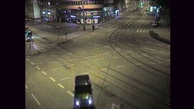 Mercedes zatáčí z Hybešovy ulice na Nové sady.