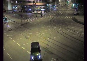 Mercedes zatáčí z Hybešovy ulice na Nové sady.