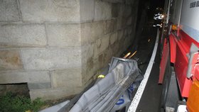 Ke kuriózní nehodě došlo, když řidič vjel pod železniční most.