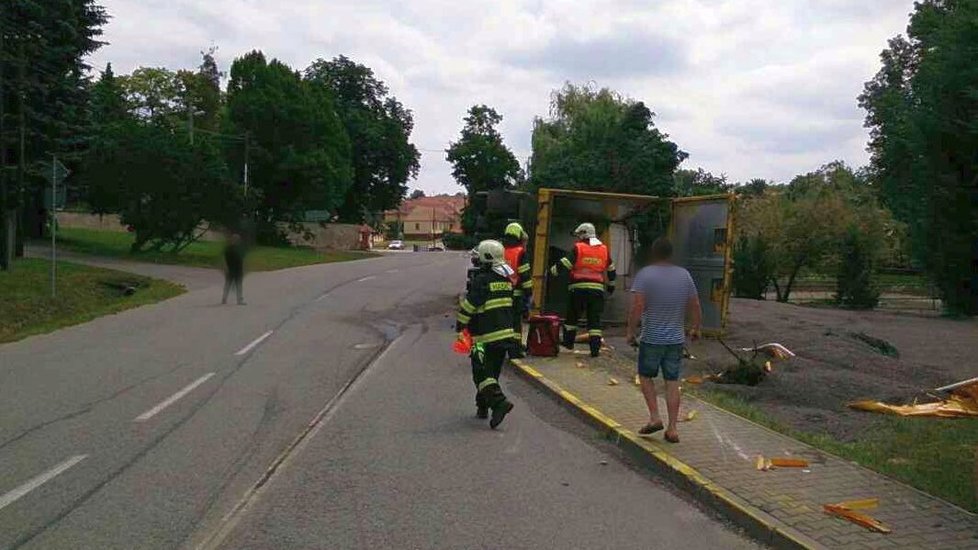 27 tun slunečnicových semínek se vysypalo z nákladního vozu při kuriózní nehodě na Znojemsku.