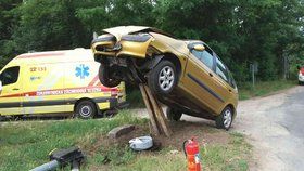 Na nehodu mezi Mutěnicemi a Hodonínem nejspíš nezapomenou záchranáři ani posádka osobáku. Opilá řidička (52) napíchla svůj renault na torzo sloupku.