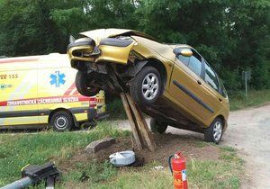 Na nehodu mezi Mutěnicemi a Hodonínem nejspíš nezapomenou záchranáři ani posádka osobáku. Opilá řidička (52) napíchla svůj renault na torzo sloupku.