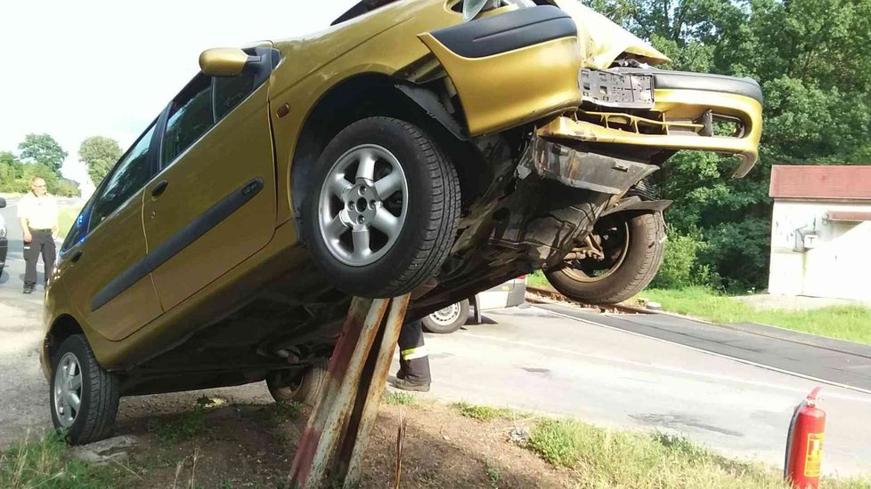 Na nehodu mezi Mutěnicemi a Hodonínem nejspíš nezapomenou záchranáři ani posádka osobáku. Opilá řidička (52) napíchla svůj renault na torzo sloupku.