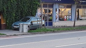 Mladík (22) ve fordu usnul a havaroval přímo před policejním ředitelstvím.