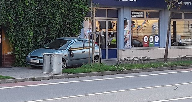 Mladík (22) ve fordu usnul a havaroval přímo před policejním ředitelstvím.