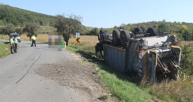 Řidič popelářského vozu na Hodonínsku zaváhal v zatáčce, vůz skončil na „lopatkách". Dva spolujezdci utrpěli lehká zranění.