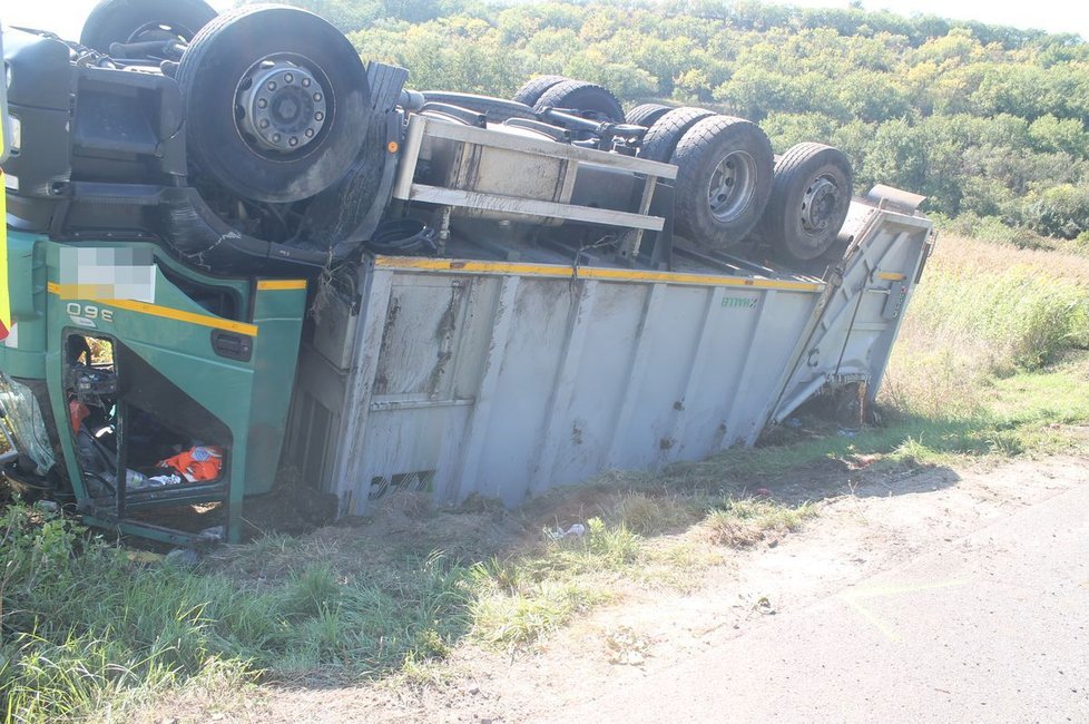 Řidič popelářského vozu na Hodonínsku zaváhal v zatáčce, vůz skončil na „lopatkách&#34;. Dva spolujezdci utrpěli lehká zranění.