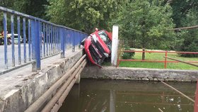 Mladá řidička se ohlédla na dítě na zadním sedadle a zapasovala vůz mezi most a zídku s plotem. Kuriózní nehoda se obešla bez zranění, auto je ale na odpis.