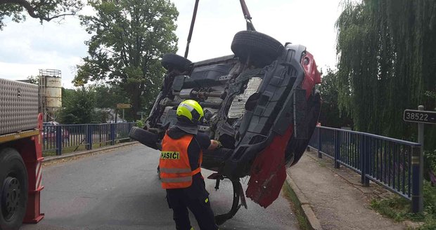 Hondu vyprostil z pasti až přivolaný hasičský autojeřáb.