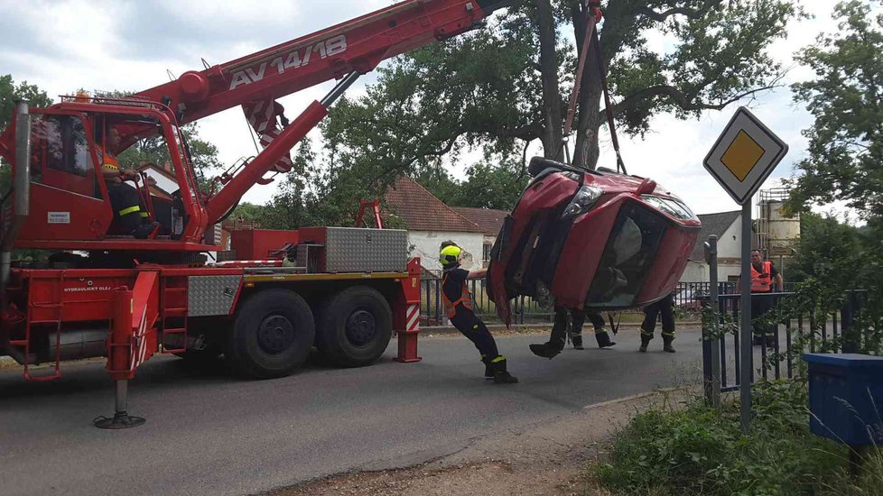 Hondu vyprostil z pasti až přivolaný hasičský autojeřáb.