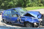 Kuriózní nehoda se udála na Blanensku. Seniora (87) prý oslnila slunce, trefil u krajnice pracovní stroj silničářů.