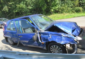 Kuriózní nehoda se udála na Blanensku. Seniora (87) prý oslnila slunce, trefil u krajnice pracovní stroj silničářů.