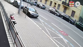 Stačila chvilka nepozornosti a nehoda byla na světě. Policisté hledají šoféra, který v srpnu v Brně dveřmi srazil a zranil cyklistku.