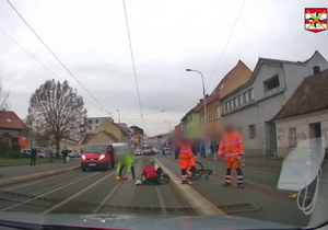 Policisté byli na místě nehody jako první, okamžitě poskytli chodci v bezvědomí první pomoc.