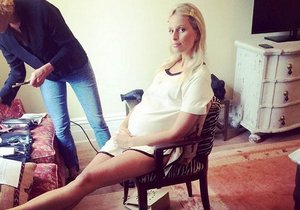 Karolína Kurková je na konci sedmého měsíce těhotenství.