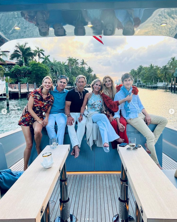 Tereza Maxová s manželem na lodi kamarádky Karolíny Kurkové a jejích přátel