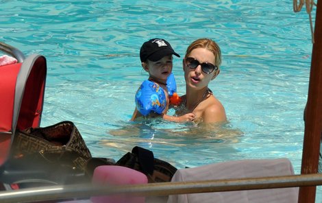 Kurková učí synka plavat.