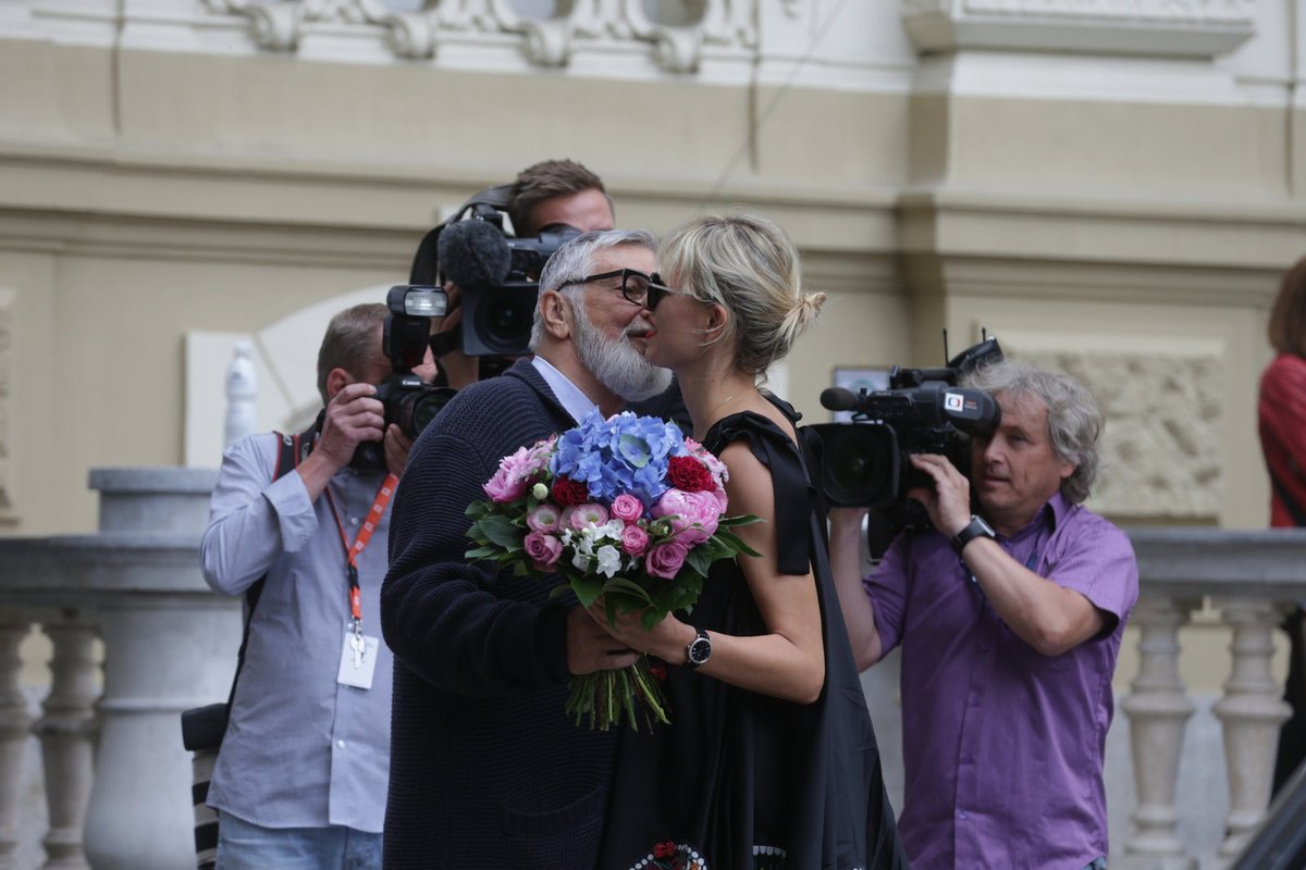 KARLOVY VARY, PÁTEK 12:37 Topmodelku hned po příjezdu uvítal Jiří Bartoška.Prezident festivalu si užil i polibek na přivítání.