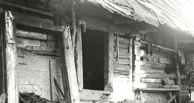 Takhle vypadal kurlok na Jablunkovsku. Šlo o stavení, které nemělo komín, takže lidé, kteří v něm bydleli, byli kvůli otevřenému ohništi "uzení".