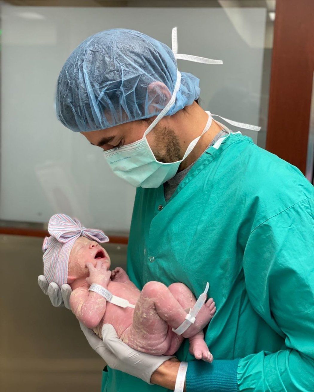 Hrdý tatínek Enrique Iglesias s novorzenou dcerkou, jejíž jméno slavný pár zatím drží v tajnosti...