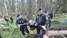 Aktivisty museli policisté z těžařské lokality vynést.