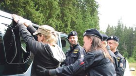 Ještě předtím, než aktivistku policisté odvezli, prošla osobní prohlídkou.