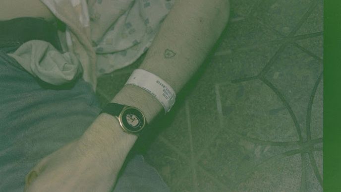 Na ruce Kurta Cobaina našli policisté náramek z odvykací léčebny, ze které odešel jen pár dní před smrtí.